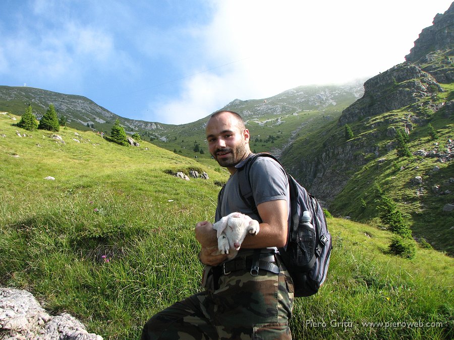 Menna3ag08 036.jpg - L'agnellino si è fatto una rilassante dormitina